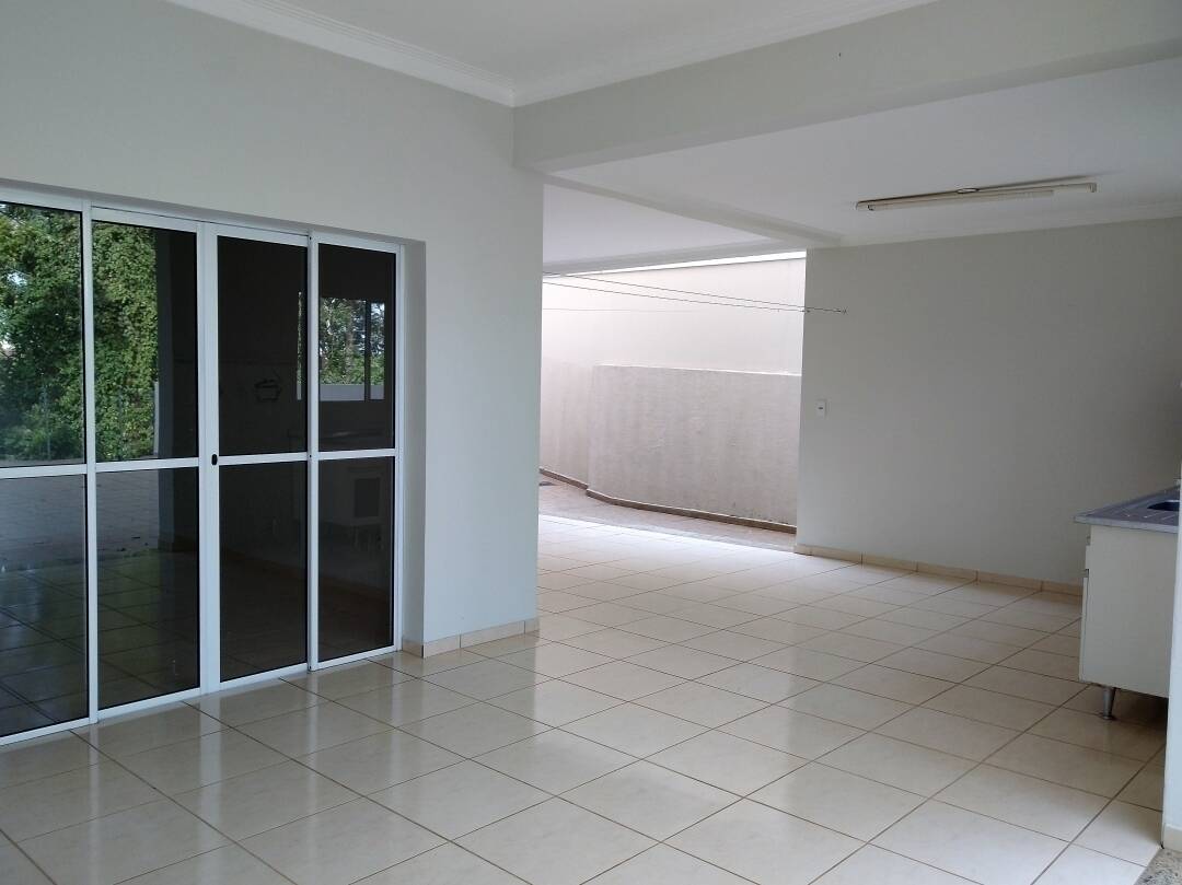 Casa à venda e aluguel com 3 quartos, 300m² - Foto 9